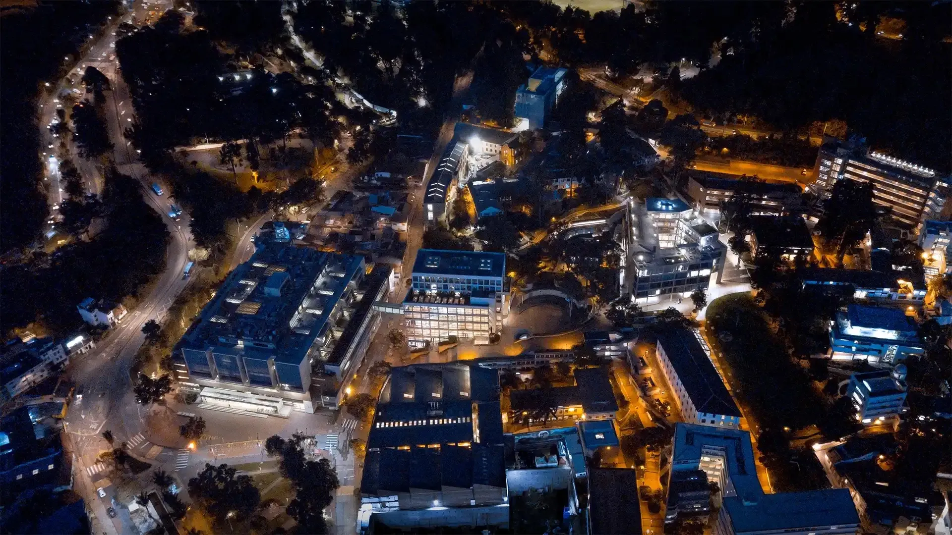 Aerial night view of the illuminated Universidad de los Andes campus in Bogotá, Colombia
